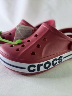 CROCS Unisex W9/M7 Classic Clog in Red with Navy Logo Trim BRAND NEW